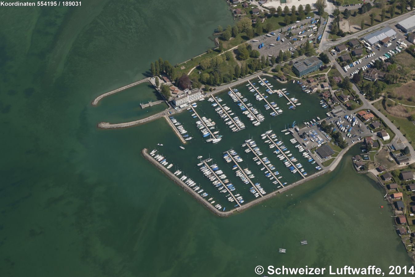 Estavayer Port de Portalban mit der anschliessenden Grünfläche 'Parc Nova-Friburgo'.